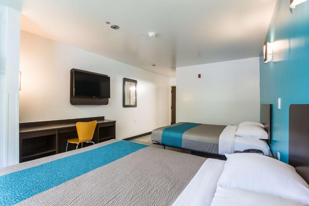 Queen Room with Two Queen Beds - Non-Smoking interior